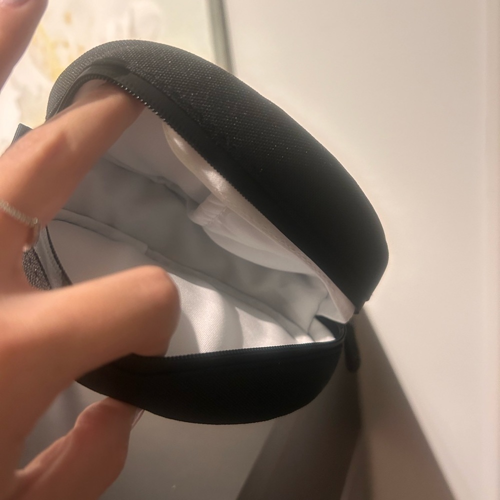Black Beats Headphone Case - Picture 3 of 3